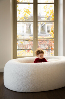 petite fille dans Blotti devant la fenêtre design by Marie-Marie Defour