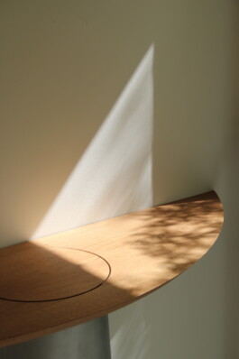 zoom sur le plateau en chêne de la Console Ormeau - design by Marie-Marie Defour